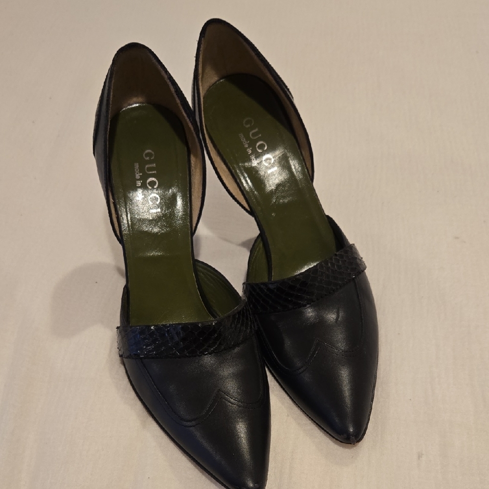Gucci Black Pointed Toe Heels with Green Insole
